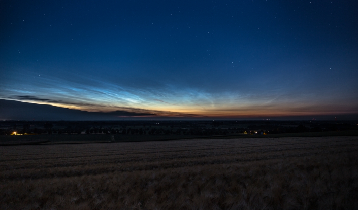 18.06. - 19.06.2018 - Leuchtende Nachtwolken/Noctilucent Clouds (NLC) - Am 19.06. um 03:10 MESZ (-11,06° Sonnendepression) erreicht das erste große NLC-Display der Saison 2018 (Allnight-Display) seine maximale Ausdehnung am Nordhorizont.