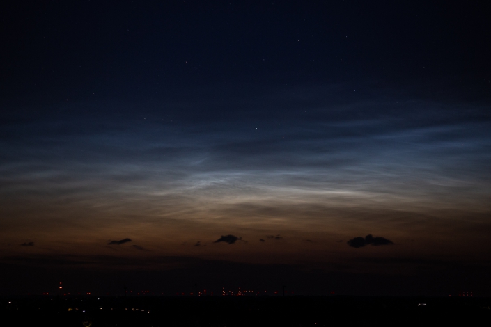 Leuchtende Nachtwolken (Noctilucent Clouds, NLC) am 08./09.06.2019, 00:42 MESZ, Helligkeit 3, Standort bei Lübbecke.