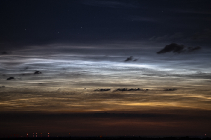 Extrem helle Leuchtende Nachtwolken (Noctilucent Clouds, NLC) am 12./13.06.2019 um 00:40 MESZ, Helligkeit 5, Standort: am Wiehengebirge bei Lübbecke