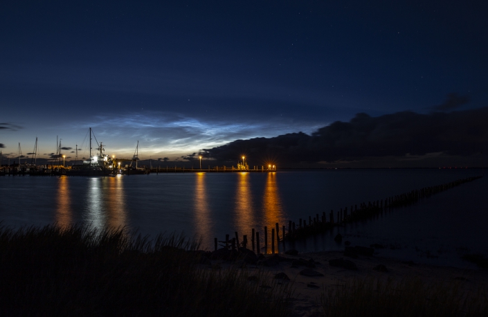 Leuchtende Nachtwolken (Noctilucent Clouds, NLC) am 02./03.07.2019, 01:04 MESZ, Helligkeit 4, Standort: Seezeichenhafen bei Wittdün auf Amrum.