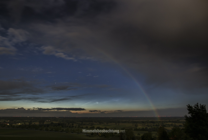 Ein Mondregenbogen mit Leuchtenden Nachtwolken (Noctilucent Clouds, NLC) in der Nacht 05./06.06.2020, 23:49 MESZ, Standort: Am Großen Torfmoor.