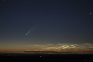 Komet C/2020 F3 (NEOWISE) am 11.07.2020, um 00:31 MESZ (Komet mit Leuchtenden Nachtwolken)