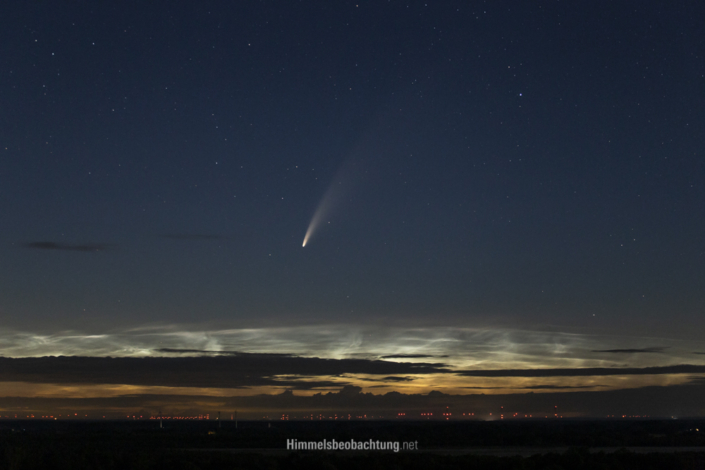 Leuchtende Nachtwolken (Noctilucent Clouds, NLC) mit Komet C/2020 F3 (NEOWISE) am 11.07.2020 um 02:04 MESZ, NLC-Helligkeit 4, Standort bei Lübbecke.