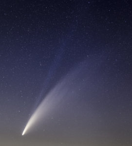 Komet C/2020 F3 (NEOWISE) am 12.07.2020, Stack aus mehreren Aufnahmen, im Zeitraum 01:03 bis 01:39 MESZ